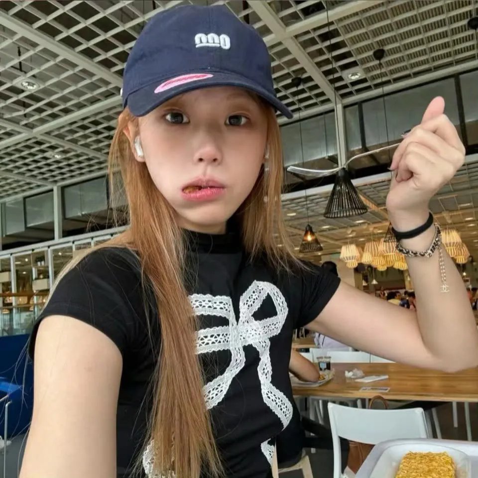 隔楼女孩:我们之间的层距海报