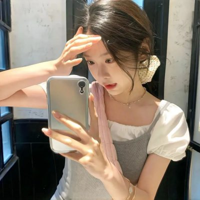 穿黄睡衣的女孩海报